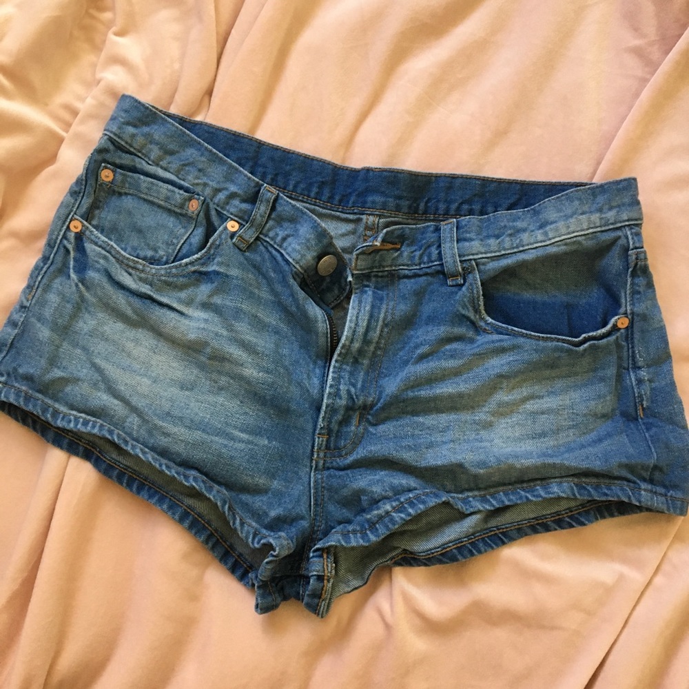 BDG Essential Mid Rise Shorts